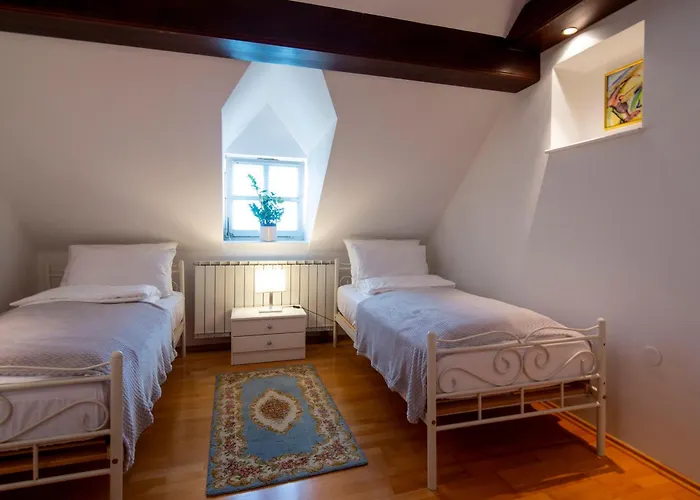 Villa Herga Wine Estate - Old Lady -