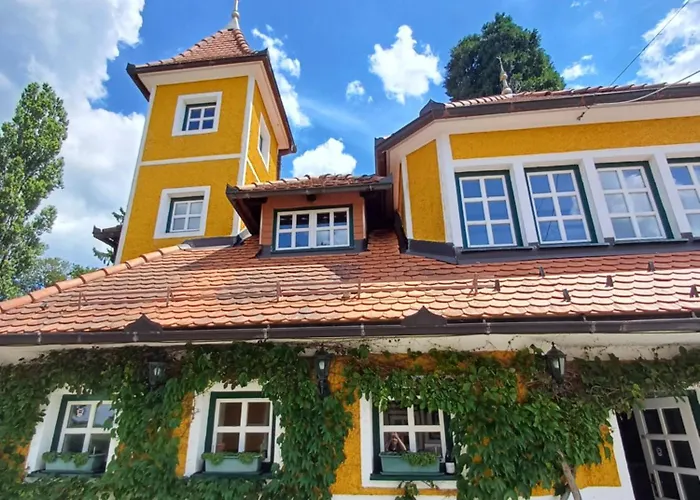 Herga Wine Estate - Old Lady -